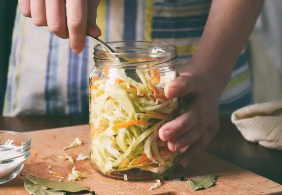 Sok z kiszonej kapusty to polski superfood, który pozwala szybko pozbyć się zaparć