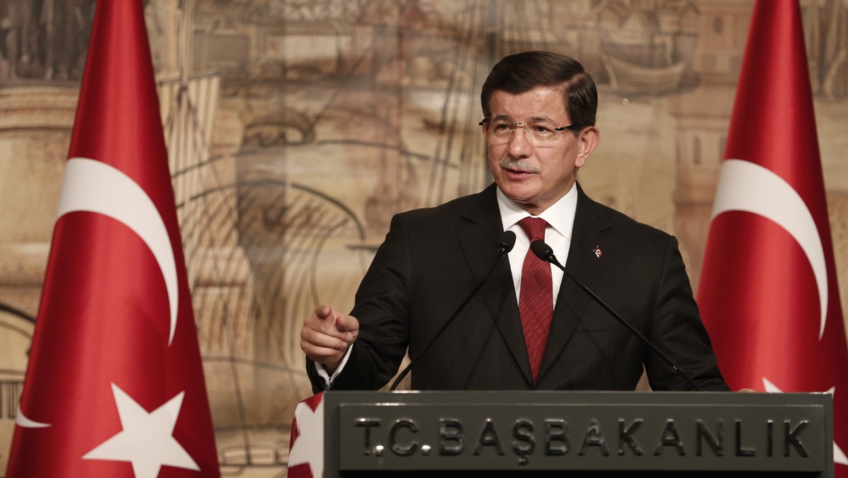 Premier Ahmet Davutoglu stwierdził dzisiaj, że Turcja nie jest "obozem koncentracyjnym" i odmawia przyjmowania na stałe na swoim terytorium migrantów, których nie chce u siebie Unia Europejska. - Nie możemy zaakceptować porozumienia według zasady: "Dajcie nam pieniądze i imigranci zostają w Turcji" - powiedział Davutoglu w czasie rozmowy z turecką telewizją AHaber.