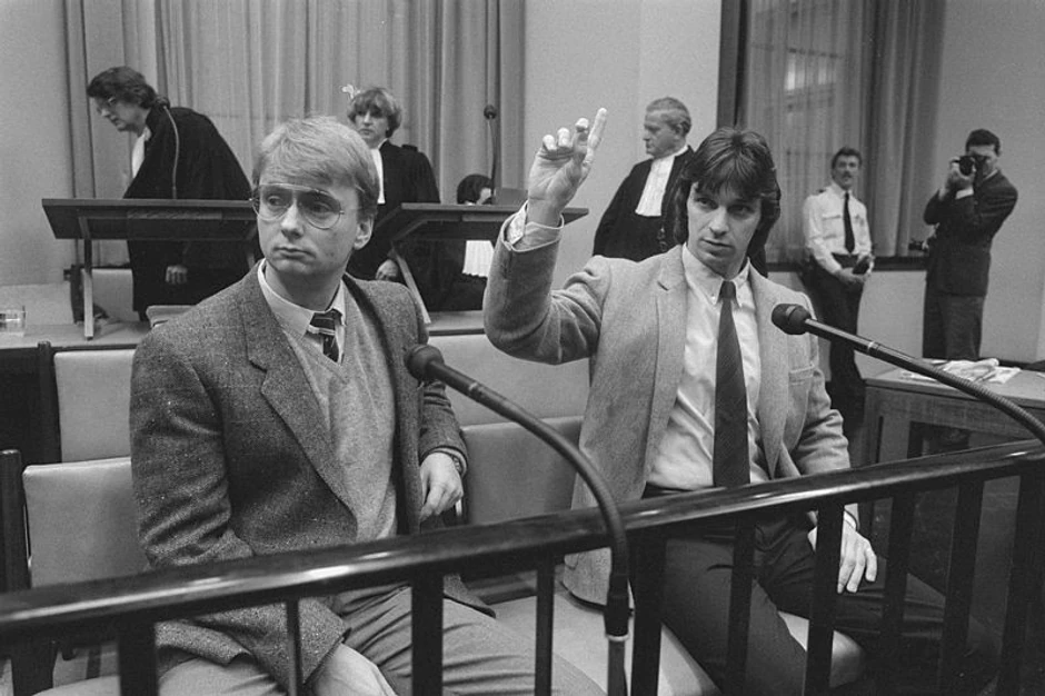 Vilem Holeder naručio je ubistvo Kora van Hauta, najboljeg druga iz detinjstva i saučesnika u otmici magnata piva Fredija Hajnekena 1983. 