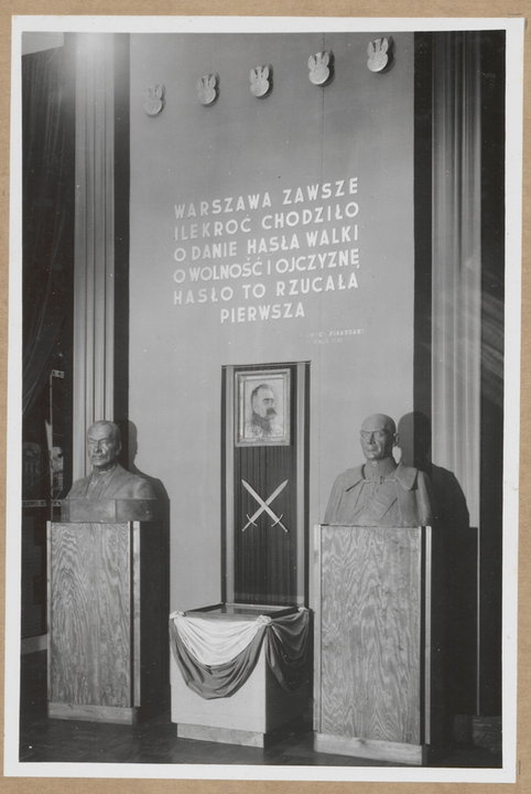 Muzeum Narodowe w Warszawie. Wystawa "Warszawa wczoraj, dziś, jutro" (13 X 1938 - 30 IV 1939). Fragment ekspozycji w sali 2. "Warszawa w walkach o niepodległość" - portret Marszałka Józefa Piłsudskiego, Pierwszego Honorowego Obywatela Stolicy, oraz popiersia Prezydenta Rzeczypospolitej Polskiej Ignacego Mościckiego i Naczelnego Wodza Sił Zbrojnych Marszałka Polski Edwarda Śmigłego-Rydza