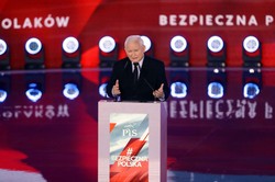 KONWENCJA PIS. Kaczyński: Tusk gamoniem zupełnie nie jest. Wie, gdzie stoją konfitury