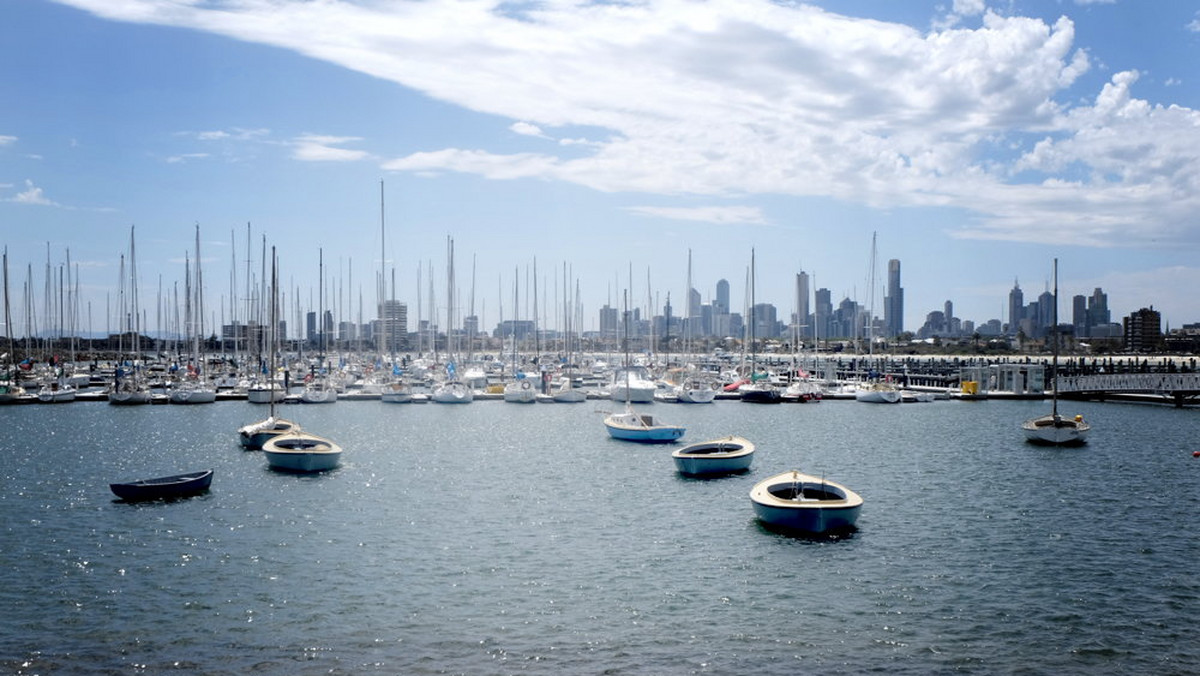 W Melbourne ciężko się nie zakochać. Ma świetną kawę, fantastyczną sztukę uliczną i... restaurację, w której czuć klimat krakowskiej bohemy. To podobno najlepsze miasto do życia na świecie, miasto w którym nie można się nudzić. Co trzeba zrobić w australijskim Melbourne? Oto nasz subiektywny przewodnik.