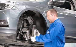 Układ hamulcowy to nie tylko klocki. Pamiętaj o TYCH częściach, inaczej będzie źle