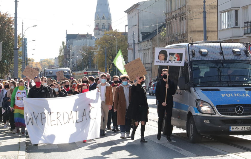 Czarny protest w Łodzi przed PiS i katedrą