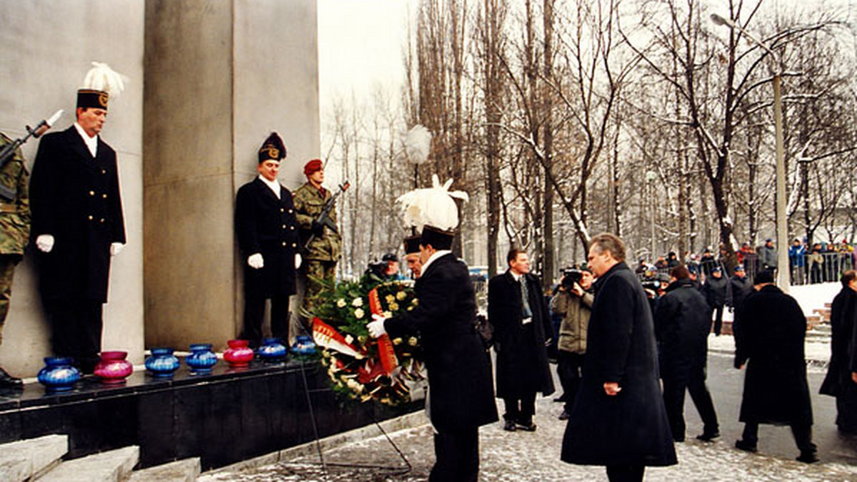 Co naprawdę wydarzyło się w pacyfikowanych na początku stanu wojennego kopalniach Wujek i Manifest Lipcowy i dlaczego ustalenie prawdy trwało aż 27 lat - na te pytania odpowiada książka Teresy Semik "Zabiorę twoje łzy. Sądowa historia pacyfikacji kopalni Wujek".