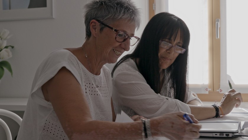 Valeria (64, l.) lebt in Lugano und versucht, mit ihrer knappen Rente zurechtzukommen.