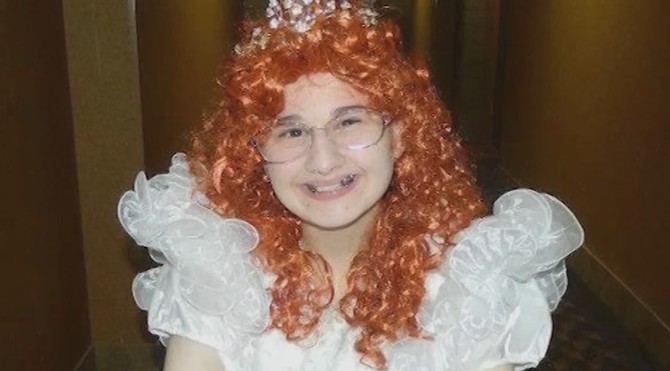 Nosila je perike, jer ju je mama lagala da ima leukemiju