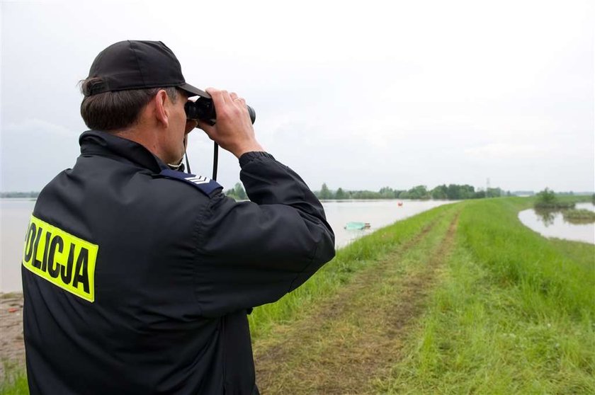 Saperzy wysadzili fragment wału w miejscowości Wola Rogowska w gminie Wietrzychowice (Małopolska). Dzięki temu woda z okolicznych pól ma  z powrotem do Wisły