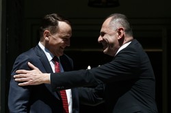 Sikorski w Grecji. "Słowa nie powstrzymają Putina, trzeba..."
