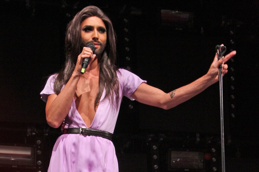 Conchita Wurst w kreacji z dekoltem