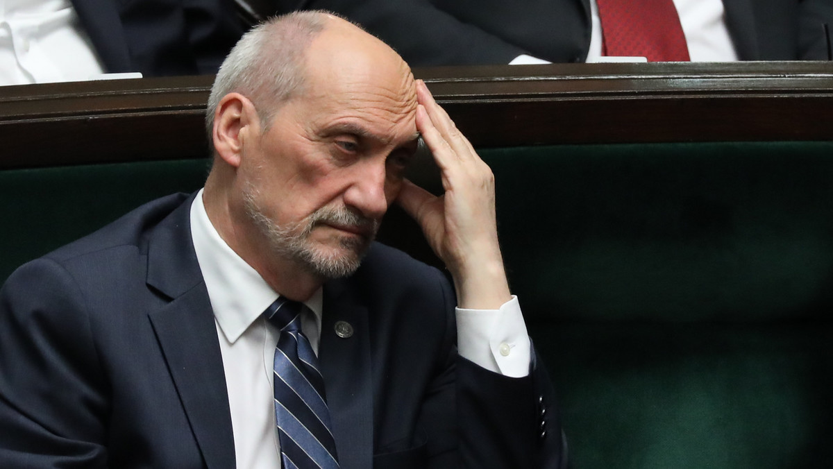 Były minister obrony Antoni Macierewicz i tzw. komisja smoleńska opuścili budynek MON przy ul. Klonowej w Warszawie vis-a-vis Belwederu, dowiedziała się PAP w źródłach zbliżonych do wojska. Informacje o przeprowadzce podkomisji na ul. Kolską potwierdziło centrum operacyjne MON.