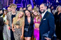 Kultowy 'głos' 'Tańca z gwiazdami' pojawił się na parkiecie. Kim jest lektor show? [FOTO]