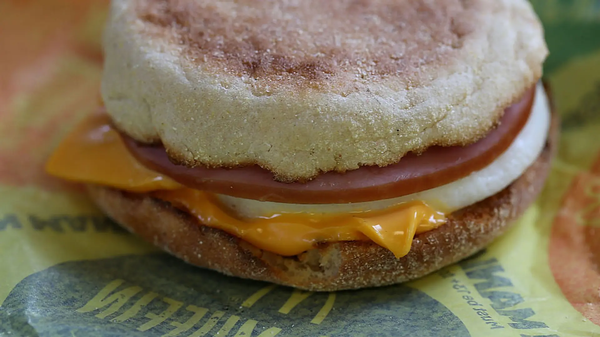 Nie wychodząc z domu poczujesz się jak w McDonald's. Sieć zdradza przepis na kanapkę McMuffin