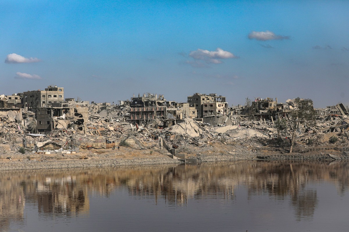 Palestinians in Gaza return to their destroyed homes following the partial withdrawal of Israeli forces