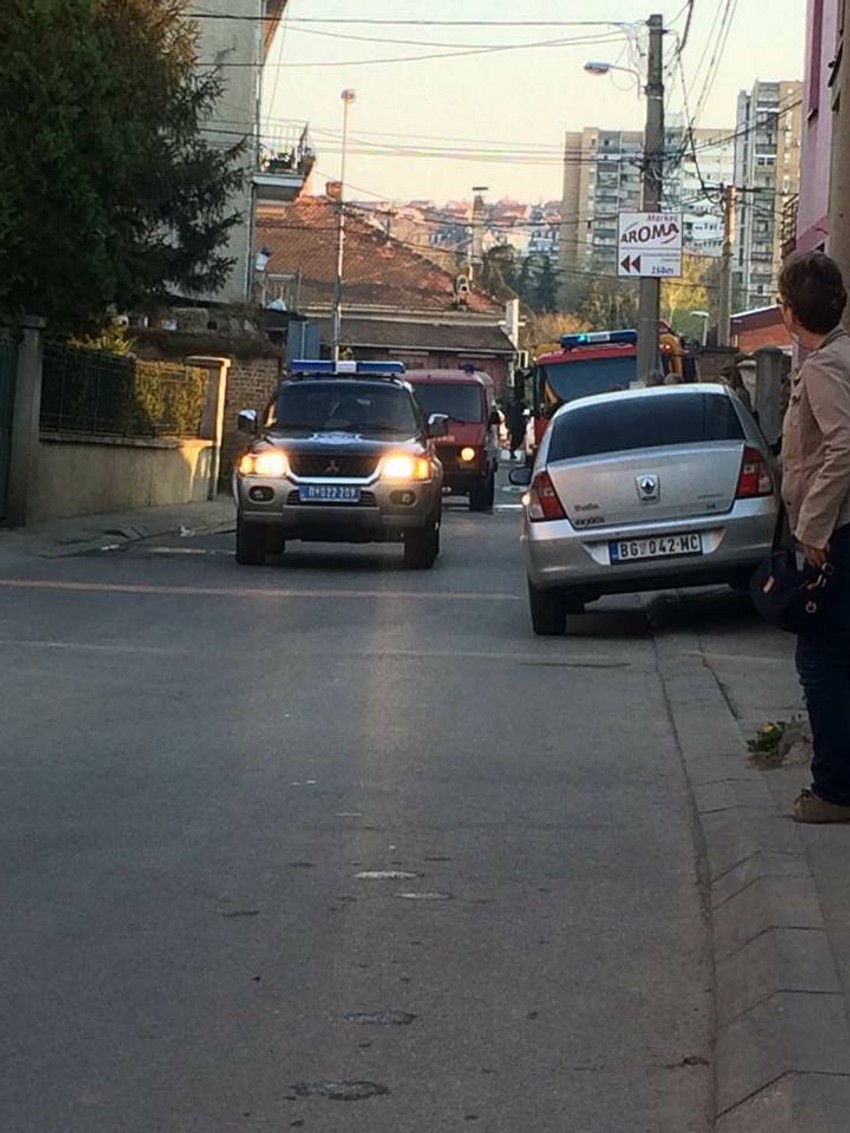 Ubrzo su pristigli policajci ali i Hitna pomoć
