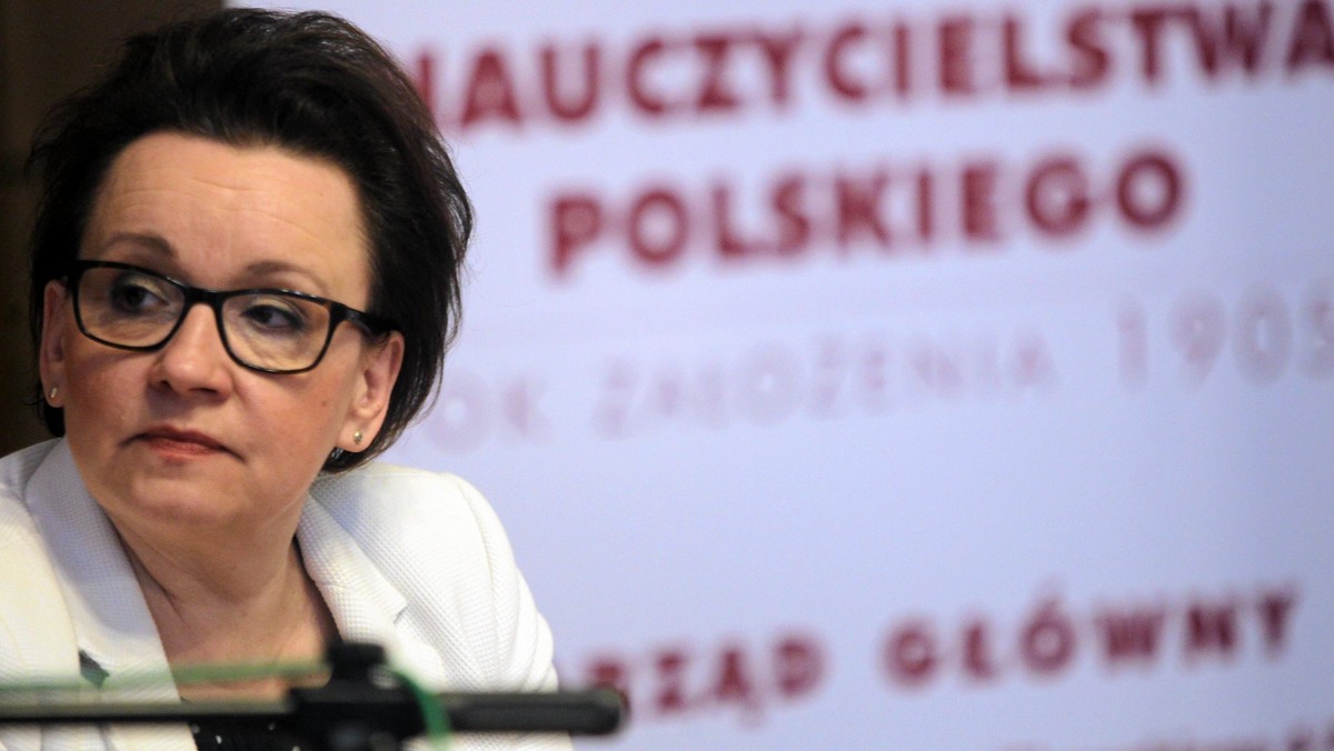 Prezes Światowego Kongresu Żydów (WJC) Ronald Lauder zarzucił minister edukacji Annie Zalewskiej "podawanie w wątpliwość udziału Polaków w dwóch antyżydowskich pogromach". Zaniepokojenie wypowiedzią Zalewskiej wyraziło amerykańskie Muzeum Pamięci Holokaustu.