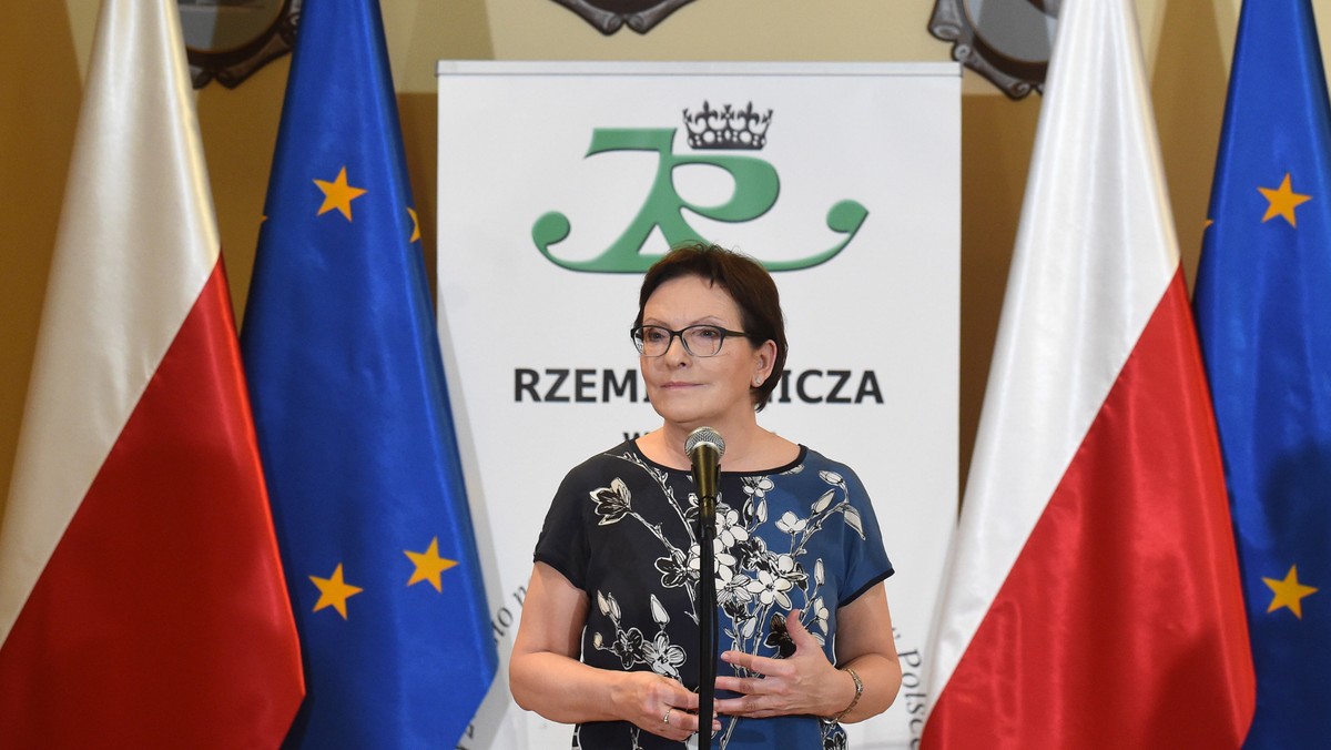 To rzemieślnicy, drobni przedsiębiorcy tworzą miejsca pracy - podkreślała premier Ewa Kopacz po spotkaniu z przedstawicielami Izby Rzemieślniczej w Kaliszu (woj. wielkopolskie). Wyraziła nadzieję, że pod koniec roku bezrobocie w Polsce będzie poniżej 10 proc.