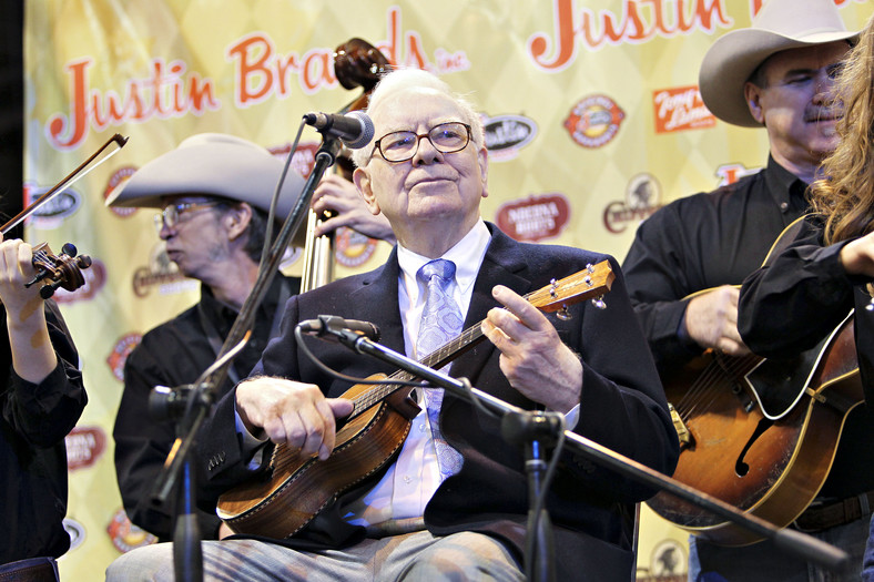 Warren Buffett, dyrektor naczelny Berkshire Hathaway, gra na gitarze hawajskiej (ukulele)