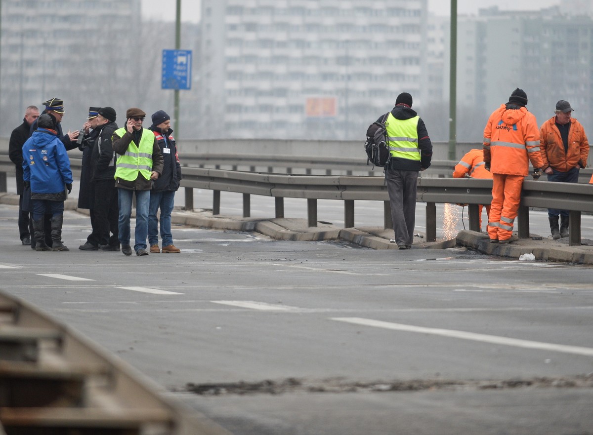 Prace po pożarze mostu Łazienkowskiego