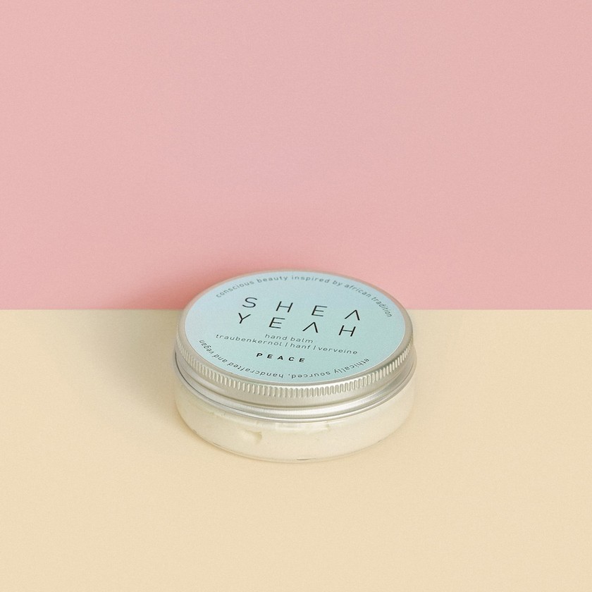 «Peace»-Handbalm mit Schweizer Traubenkern- und Hanföl, sowie nachhaltig produzierter Sheabutter aus Ghana, Squalan und Ringelblumen von Shea Yeah für 33.80 Franken. 