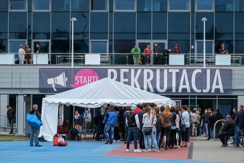 Koczowali pod AWF w Poznaniu, żeby zapisać się na studia