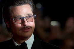 Wąsaty Brad Pitt czołgiem po Europie [ZDJĘCIA]