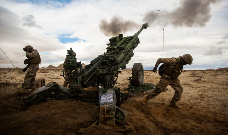 Amerykańscy marines podczas korzystania z M777 w trakcie ćwiczeń wojskowych