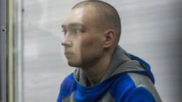 Szívszorító pillanatok: a bíróságon nézett szembe a gyászoló ukrán özvegy a férjét meggyilkoló orosz katonával  