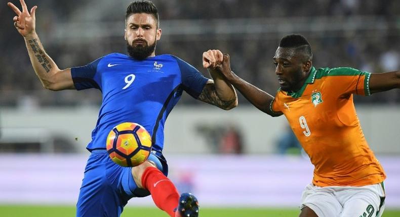 France's forward Olivier Giroud (L) vies with Ivory Coast's defender Wilfried Kanon during a friendly football match on November 15, 2016 at the Bollaert stadium in Lens