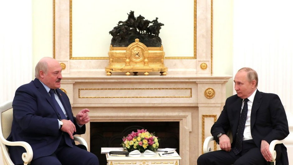 Putin oraz Łukaszenko podczas spotkania dyskutowali, m.in. jak załatać dziurę powstałą w efekcie sankcji (zdjęcie ilustracyjne)