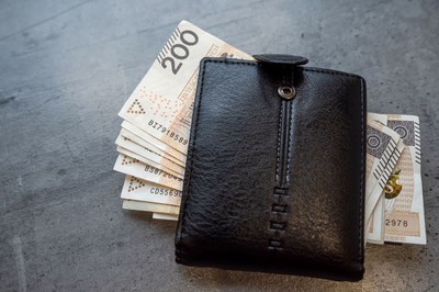 6510 złotych – takie będzie minimalne wynagrodzenie po podwyżkach. Będzie też wyrównanie za trzy miesiące. Kto dostanie?