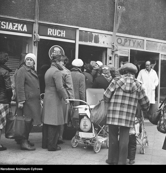 Kolejki przed pawilonem handlowym przy ulicy Malczewskiego w Warszawie (1981 rok) - Narodowe Archiwum Cyfrowe