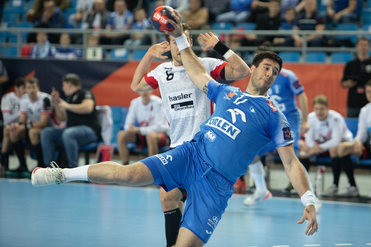 Zawodnik Orlenu Wisły Płock Abel Serdio podczas meczu grupy A Ligi Europejskiej piłkarzy ręcznych z Pfadi Winterthur