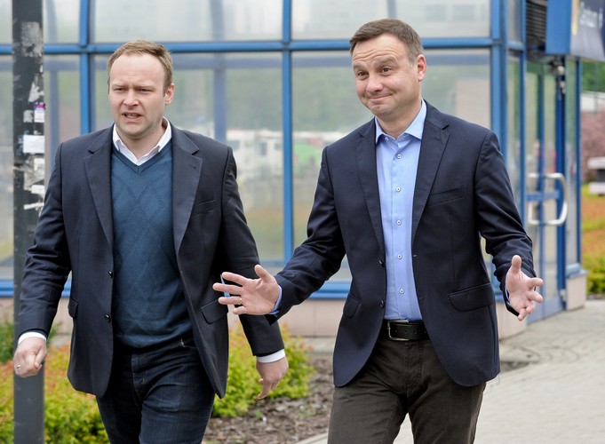 ANDRZEJ DUDA ROZDAWAŁ KAWĘ PRZY STACJI METRA CENTRUM