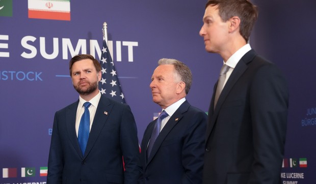 Potpredsednik SAD Džej Di Vens, specijalni Trampovi izaslanici Stiv Vitkof i Džared Kušner u Švajcarskoj