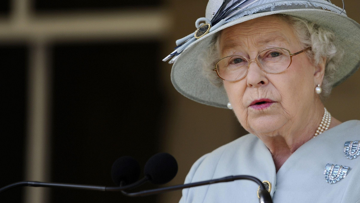 84-letnia Elżbieta II w towarzystwie członków rodziny królewskiej złożyła wieniec z czerwonych maków pod pomnikiem nieznanego żołnierza (Cenotaph) w Londynie. W niedzielę w całym kraju obchodzono dzień pamięci poległych w wojnach (Remembrance Sunday).