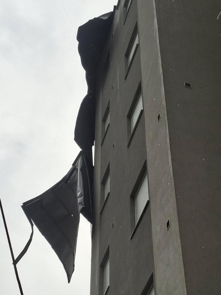 Odleteo krov sa zgrade u Borči