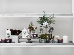 Świąteczna biel, szarość i srebro: nowoczesne dekoracje mieszkania i stołu