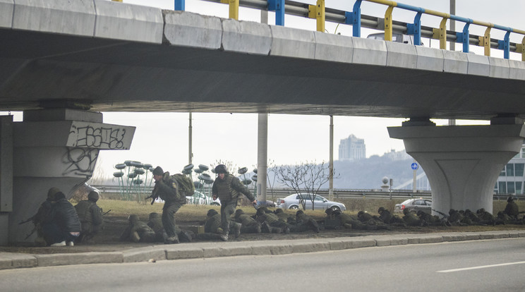 Kijev ukrán védői / Fotó: MTI/AP/Emilio Morenatti