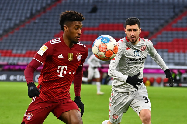 Piłkarz Bayernu Monachium Kingsley Coman (L) i zawodnik Mainz Aaron Martin (P)