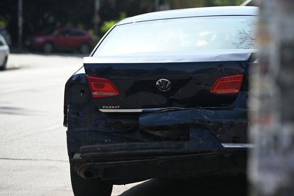 (FOTO) IZBO VOZAČA AUTOBUSA! Detalji užasa na Voždovcu: Posle toga se "sitroenom" zakucao u "pasat" i ODBACIO GA do autobuskog stajališta! U toku POTRAGA za vozačem