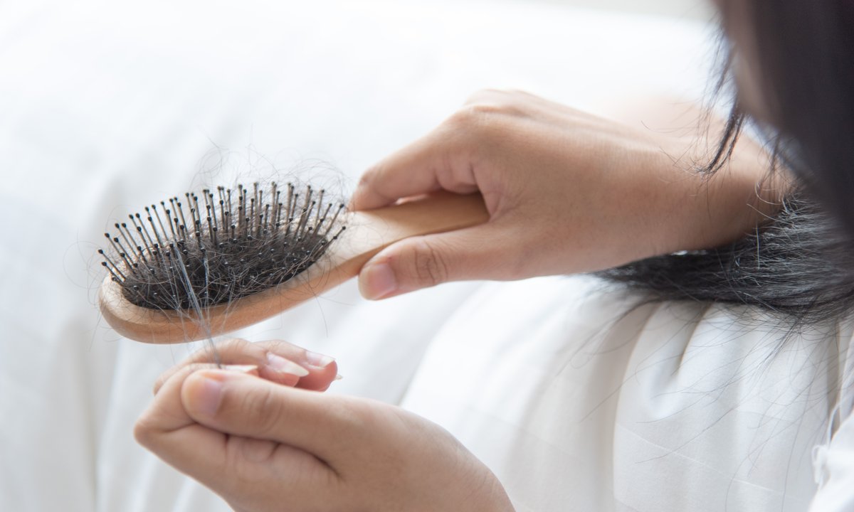 Obejrzyj swoją szczotkę do włosów. jeżeli znajdziesz na niej tę rzecz, od razu ją wyszoruj