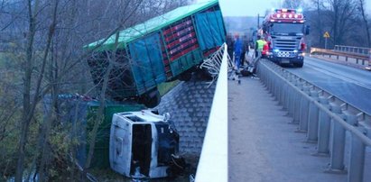 Zobacz, jak ciężarówka spadła z mostu!