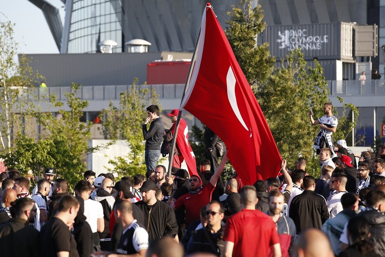 Tureccy kibice starli się z francuską policją. Fani Lyonu wbiegli na boisko