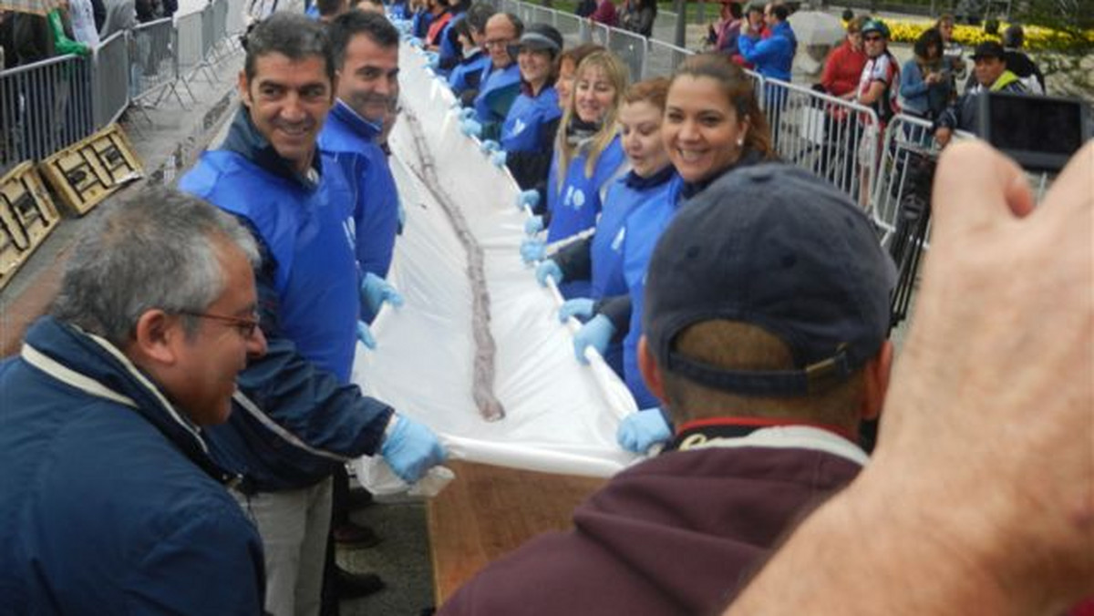 W hiszpańskim mieście Burgos został pobity w ostatnią niedzielę września podwójny rekord Guinnessa na najdłuższą kaszankę świata - w stanie surowym oraz po ugotowaniu. Kaszanka surowa mierzyła 187,2 m długości, a po ugotowaniu - 175 m.