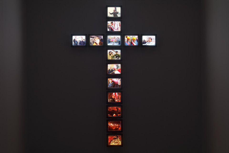 Piotr Wysocki, The Cross, 2010–11, instalacja multimedialna, kol. Galerii Arsenał, Białystok 