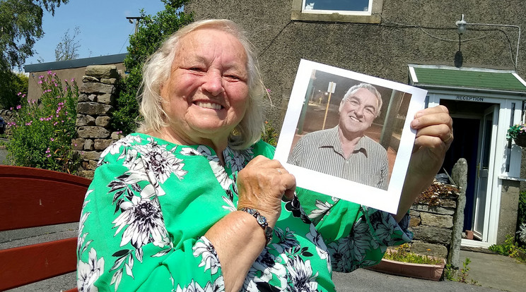 A 86 esztendős Issy Carr 66 éve szülei nyomására örökbeadta a fiát, George-ot (a kis képen), most végre megtalálta / Fotó: Northofoto