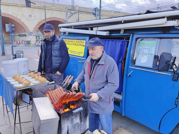 Kultowe krakowskie kiełbaski z nyski pod Halą Targową