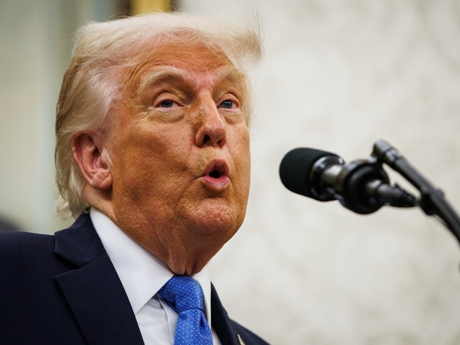 Ljudi su videli kakvu sliku Donald Tramp drži na telefonu i kažu da se veći narcis nije rodio
