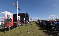 Akcja "Polska pod krzyżem". Bp Mering: Jan Paweł II kazał nam bronić krzyża od morza do Tatr [FOTO]